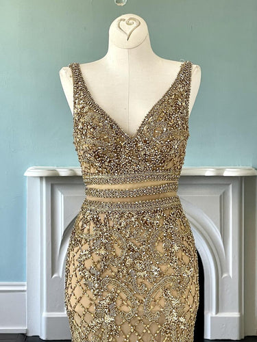 C44307 - Robe de concours de beauté sans manches en perles dorées avec col en V et taille empire
