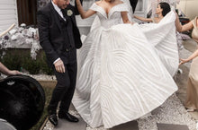 C2023-os6B - robes de mariée style robe de bal à épaules dénudées