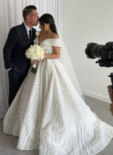 C2023-os6B - robes de mariée style robe de bal à épaules dénudées